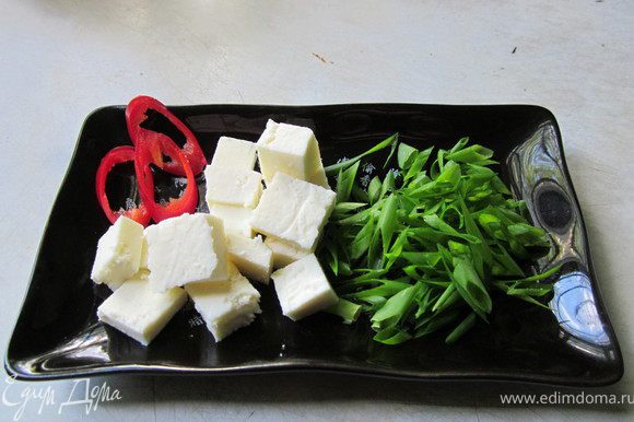 Порезать острый перчик, зеленый лук и сыр.
