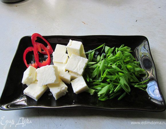 Порезать острый перчик, зеленый лук и сыр.