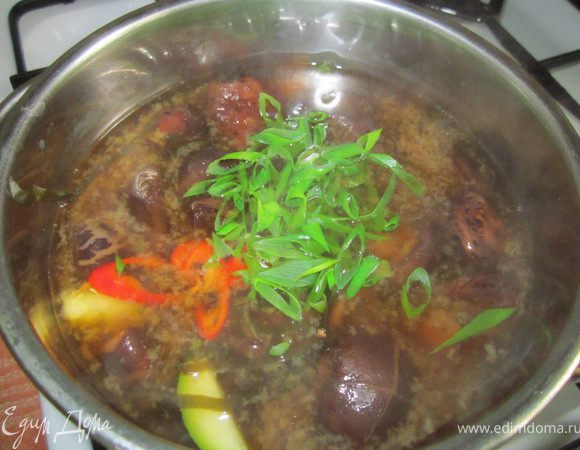 Лук и перчик положить в суп, через 2-3 минуты суп готов. Сыр разложить по тарелкам, разлить суп и сразу подавать. В Японии принято подавать суп очень горячим. 