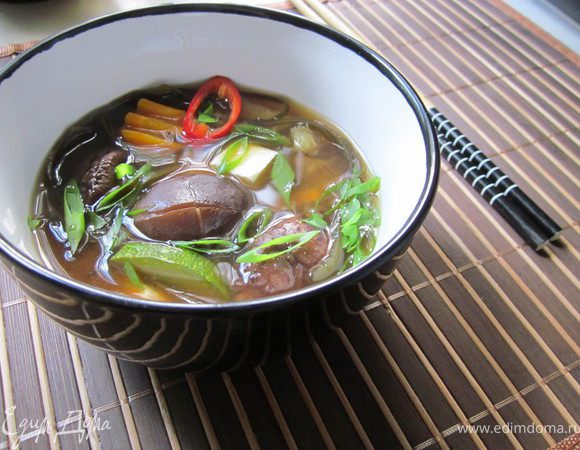 Суп мне очень понравился. Не смотря на то, что суп готовиться традиционно с сыром тофу, адыгейский меня очень порадовал. На вкус я даже разницы не очень заметила, тофу немного поплотней. Советую попробовать, суп получился лучше, чем я в японских ресторанах ела. Приятного аппетита!