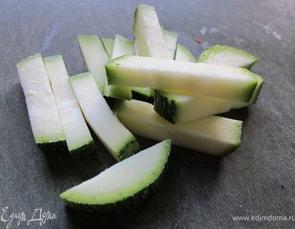 Цуккини порезать брусочками, положить в суп, варим пять минут.