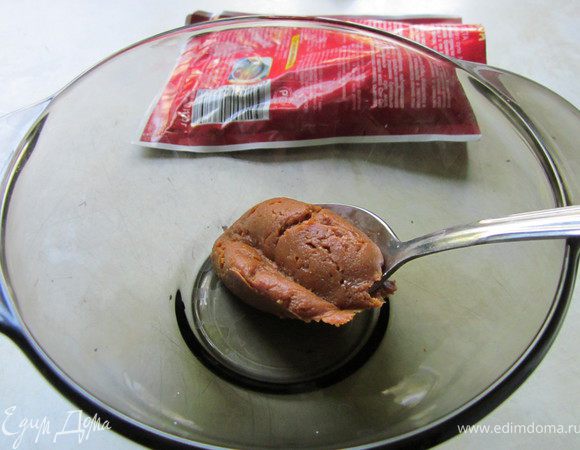 Мисо-пасту развести в небольшом количестве бульона, добавить в суп.