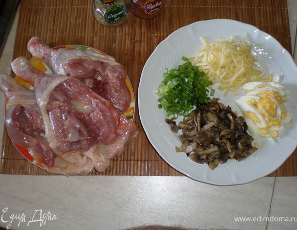 варим яйца и режим соломкой сыр твердый натереть на крупной терке свежий лук мелко режим