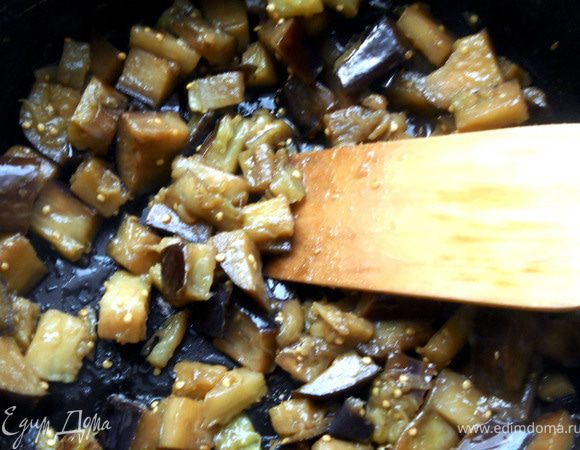 Баклажаны нарезать произвольно, обжарить на сухой сковороде несколько минут на сильном огне, помешивая. Добавить немного масла, уменьшить огонь и готовить под крышкой. ***На этом этапе можно добавить немного воды - баклажаны хорошо "пропарятся" и меньше масла потребуется***.