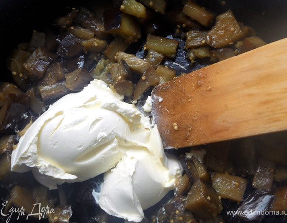 Добавить маскарпоне ***У меня было 200 гр. - показалось многовато, думаю, можно ограничиться 3 ст.л. без горки***.