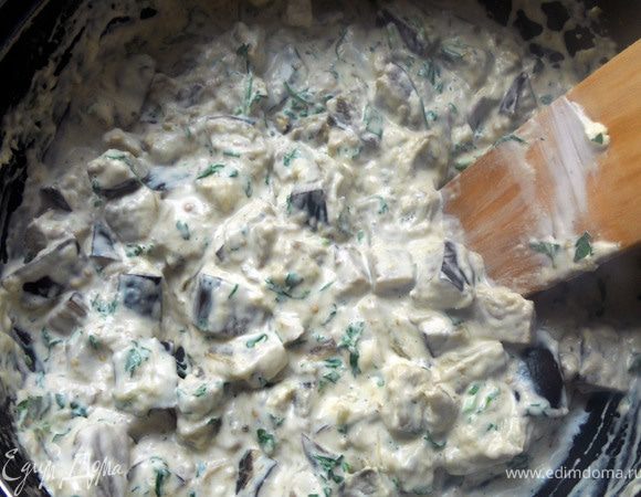 Размешать, добавить большую часть измельченной петрушки, прогревать на медленном огне, пока маскарпоне не распустится, 2-3 минуты. 