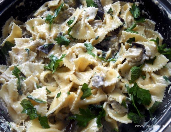 Отварить пасту до состояния al-dente, воду слить (пару ложек оставить). Переложить пасту + немного воды к баклажанам, перемешать. Огонь выключить, накрыть крышкой и оставить на пару минут. Подавать, присыпав оставшейся петрушкой и мятой. 