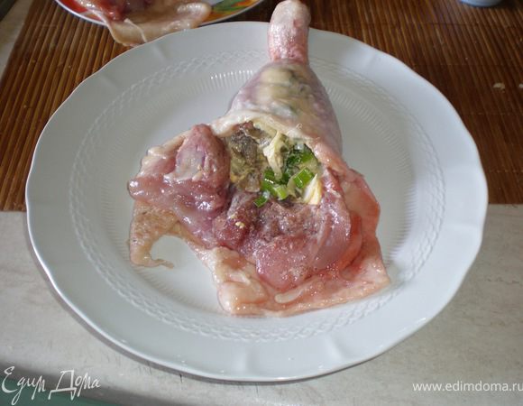 мясо солим и перчим на середину окорочка выложить начинку и завернуть оставшиеся края заправить во внутрь 