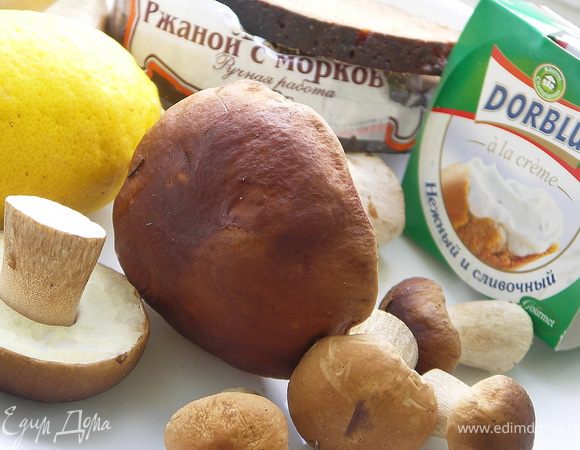 Грибы помыть,порезать ломтиками.Сбрызнуть лимонным соком.Чуть присолить.