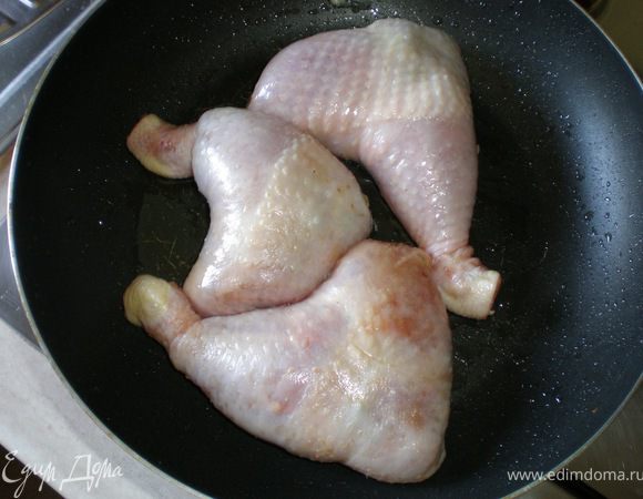 готовые окорочка выкладываем на сковороду швом вниз чтобы не развернулись жарим на среднем огне в небольшом количестве масла