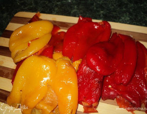 Запечь в духовке при температуре 200 градусов перцы, положить в пластиковый пакет ( чтобы хорошо отходила шкурка), очистить от кожицы и семян, порезать полосками.