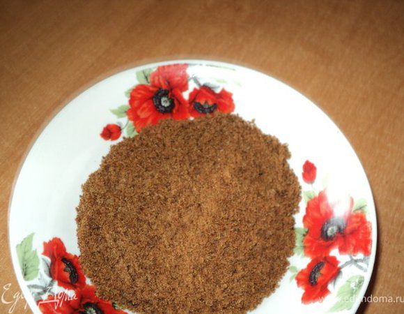 Сухарики я приготовила из бородинского хлеба, порезав его на кусочки и подсушив в духовке. Подсушенные сухарики измельчить в блендере до крошки.