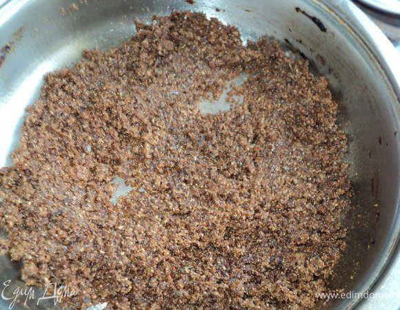 Как только пошел аромат от пряностей ввести сухари. И выключить огонь. Хорошо перемешать, чтобы сухарики впитали все масло, слегка охладить.