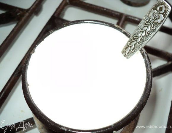 Желатин развести в небольшом количестве воды, дать разбухнуть. Сливки (15%) нагреть,  не доводя до кипения и растворить в них желатин.