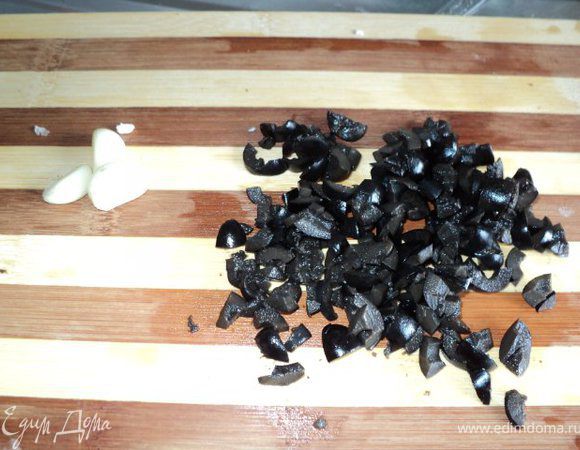 Маслины мелко порезать, чеснок выдавить через чеснокодавку.