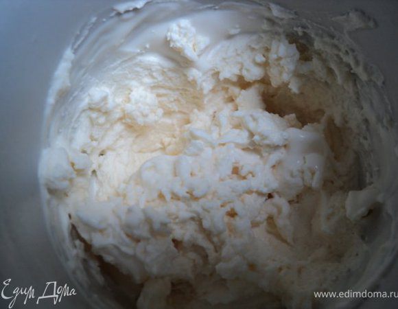 Сливки (33%) взбить до плотных пиков.