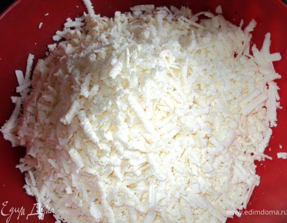 Сыр фета натереть на крупной терке, смешать с творогом, сливками с желатином, маслинами и чесноком, поперчить и перемешать до однородной массы. 