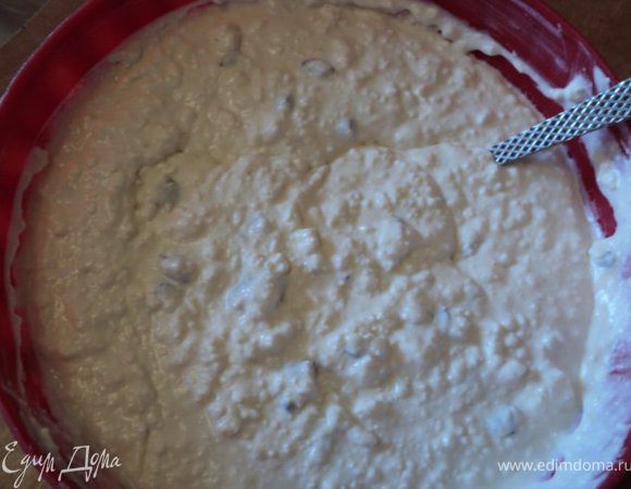 Осторожно ввести взбитые сливки, перемешивая снизу вверх.