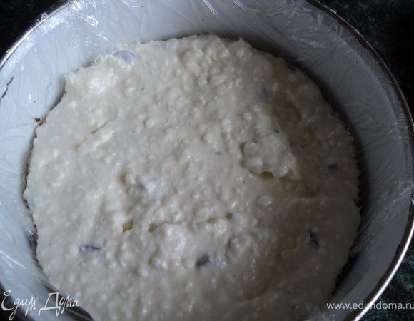 На охлажденный корж нанести ровным слоем часть сырного крема. 