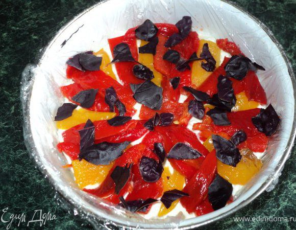 Выложить полоски перца и листики базилика.