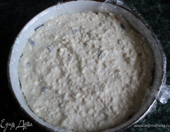 Накрыть второй половиной крема. Накрыть форму пищевой пленкой и поставить в холодильник на 3-4 часа.