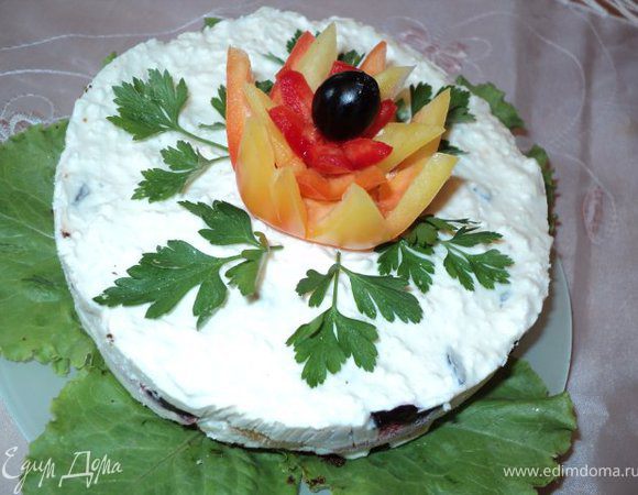 Украсить цветами из перца, зеленью петрушки и маслинами или украсить по Вашему желанию.