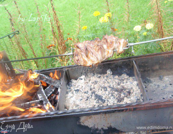 У нас мангал оснащен вертелом, что намного облегчило нам процесс приготовления. Итак, насаживаем на вертел мясо и готовим на хорошо разогретых углях, постоянно прокручивая его. Можно периодически делать надрезы в разных местах, чтобы оно быстрее и лучше проготавливалось.