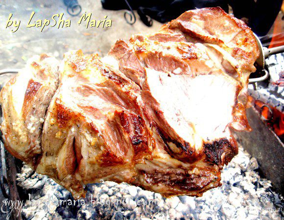 Готовить нужно довольно долго, постепенно можно срезать верхний слой мяса и кормить им особо проголодавшихся гостей! 