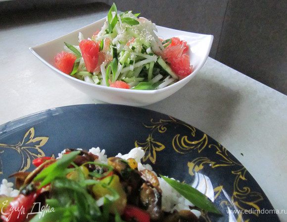 Отдельно отварить рис. Цуккини и грибы выложить поверх риса, украсить зеленым луком. Подавать с салатом из дайкона.