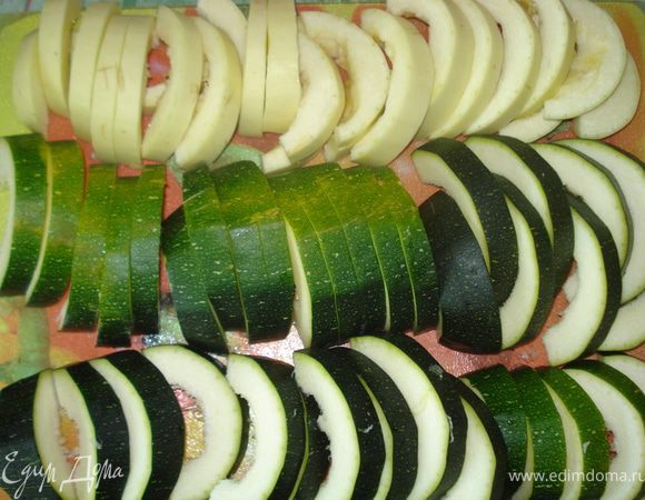 Режем кабачки кружочками. Так как у меня кабачки большеватые - у них большие семечки, - я разрезала кабачок пополам вдоль, вынула семечки (внутренность) и порезала полукольцами. Посыпаем солью и оставляем на пару минут.