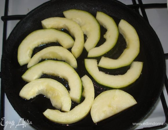 На сковороде обжариваем кабачки до золотистой корочки.