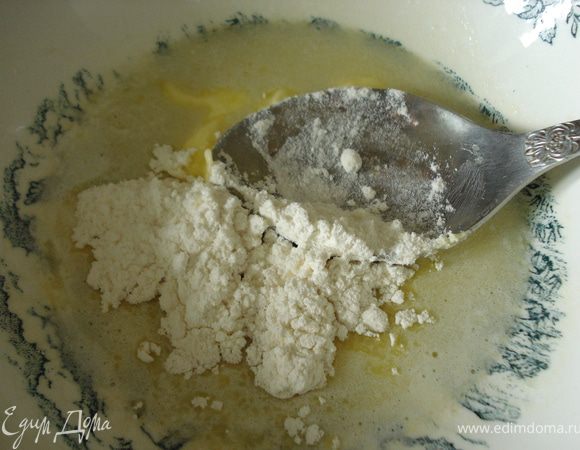 Готовим соус: растапливаем 1 ст.л. сливочного масла, добавляем 1 ст.л. муки. Тщательно перемешиваем.  