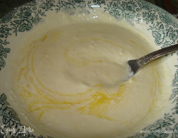 В это время прокипятим сметану (я ставила в микроволновку) и добавляем в масло с мукой. Перемешиваем. 