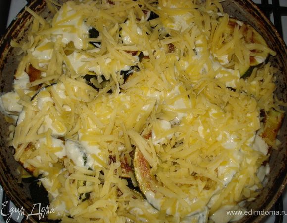 Натираем сыр на терке. Соусом заливаем кабачки. Сверху посыпаем сыром и отправляем в духовку. Запекать при 200С. Кабачок пустит сок и смешается с соусом. В этом они и запекаются. В сочетании с сыром получается очень вкусно.   