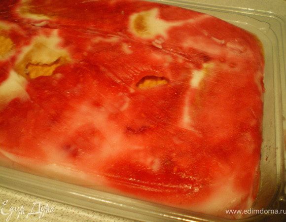 Малину смешать с сахаром, дать постоять, чтобы сахар растворился. На дно формы выложить печенье, затем йогурт и малину. Повторить слоя несколько раз. Завернуть в плёнку и поставить в морозилку на 6-8 часов. Затем нарезать на порционные кусочки.