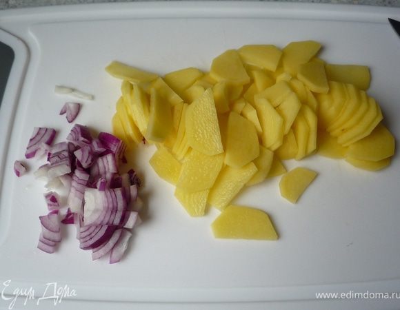 Картофель порезать на тонкие пластинки, посолить. Лук мелко порубить. 