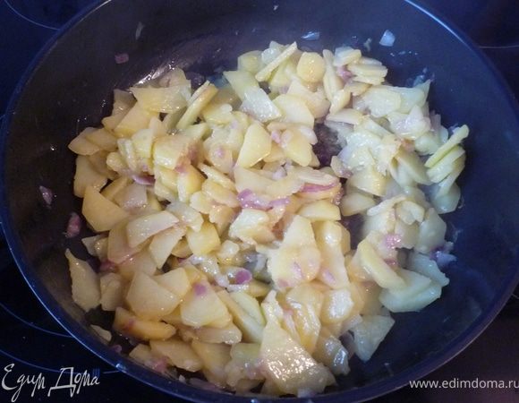 На сковороде разогреть оливковое масло и обжарить в нем картофель с луком на среднем огне до мягкости. Картофель НЕ должен быть золотистого цвета. Выложить картофель в сито, чтоб стекли остатки масла.