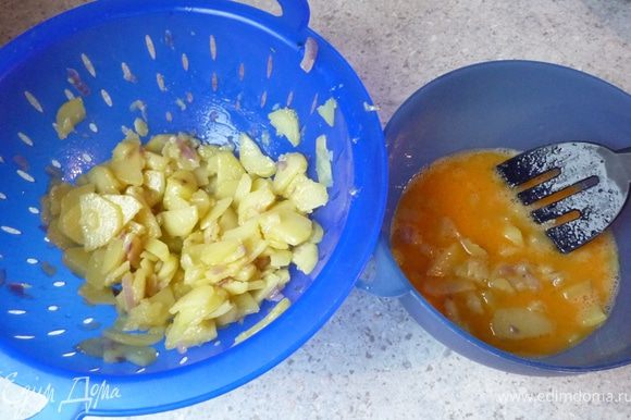 Тем временем в отдельной емкости взбить яйца, посолить. Переложить к яйцам картофель и хорошо перемешать, чтоб картофель пропитался.