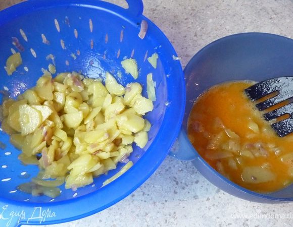 Тем временем в отдельной емкости взбить яйца, посолить. Переложить к яйцам картофель и хорошо перемешать, чтоб картофель пропитался.