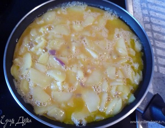 На сковороде снова разогреть оливковое масло и выложить картофельно-яйчную смесь.