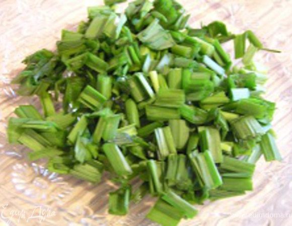 Лук-порей мелко нарубить,