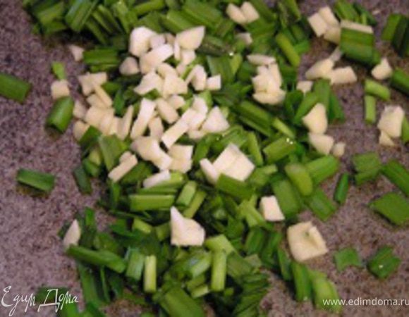 обжарить 1-2 минуты на растительном масле, добавить мелко нарубленный чеснок, обжарить еще 1-2 минуты, выложить в миску.