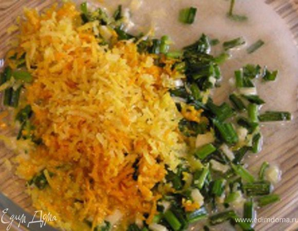 Выложить всю цедру и вылить сок лайма в миску с зеленым луком, 