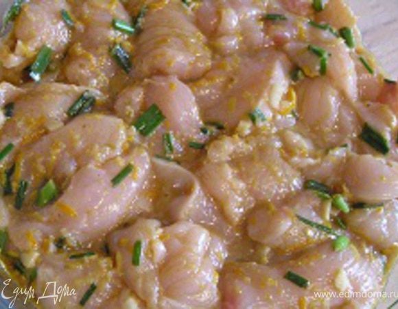 Разрезать куриные грудки вдоль на полоски шириной 1 см, затем добавить их к соевой смеси и тщательно перемешать. Накрыть и мариновать 15 минут. Шумовкой достать курицу из маринада; маринад оставить.
