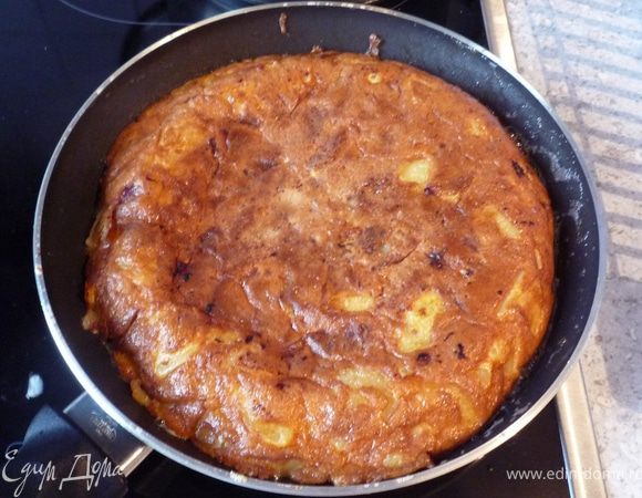 Обжарить до золотистой корочки, периодически двигая сковороду, чтоб равномерно прожаривалось. 