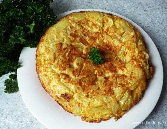 Затем накрыть тарелкой и перевернуть. Обжарить с другой стороны. Украсить веточкой петрушки. Можно подавать блюдо как холодным, так и горячим. Приятного аппетита! 