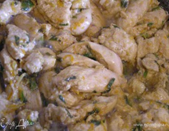 Разогреть немного растительного масла в той же сковороде в которой жарился лук. Добавить полоски курицы и жарить, время от времени помешивая, 5-7 минут, пока курица насквозь не потеряет розовый цвет. Выложить в чистую миску.

