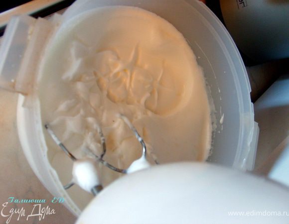 Белки взбить с сахарной пудрой до устойчивых пиков