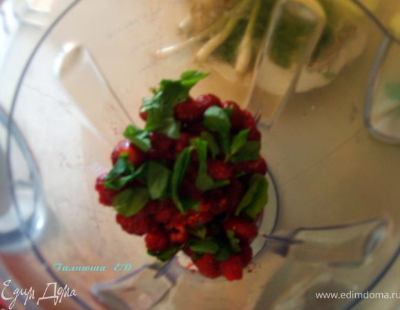 Клубнику и мяту пюрировать в блендере