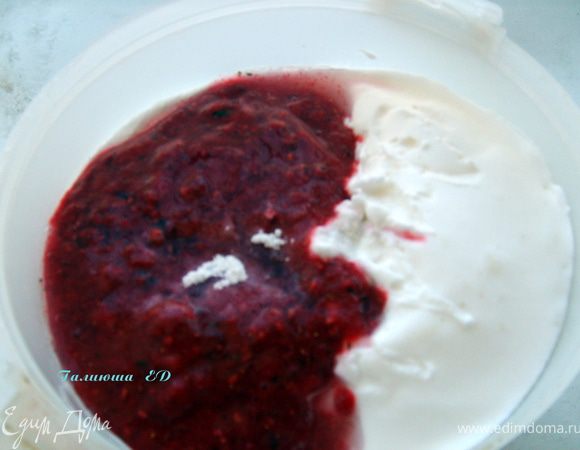 Добавить клубнику в белки и осторожно перемешать (инь-янь клубничный :)))